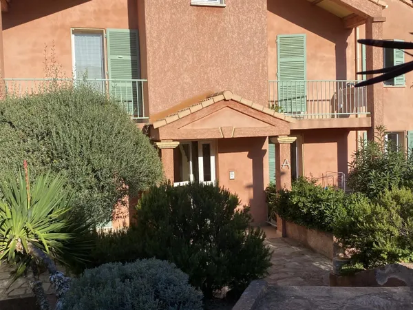 SAINT-FLORENT, A 5 MN DU CENTRE 