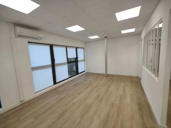 Bureau 5 pièces 134 m² 