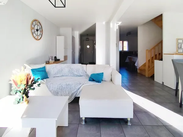 Maison récente et lumineuse à Chaussan : le cadre idéal pour votre famille 