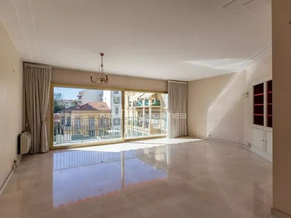 Nice Carré d'Or, spacieux 3 pièces de 103 m² avec terrasses, cave et parking, à rénover 
