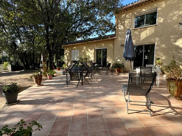 Monteils, villa familiale avec parc et piscine. 