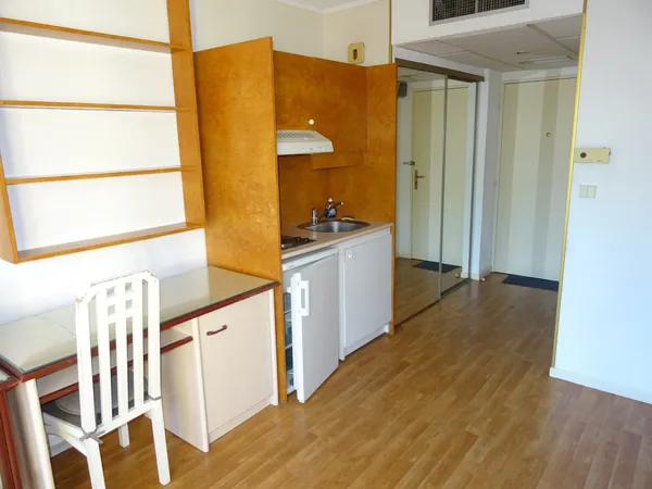 STUDIO SEMI-MEUBLE - 18M2 - EUROMEDECINE 