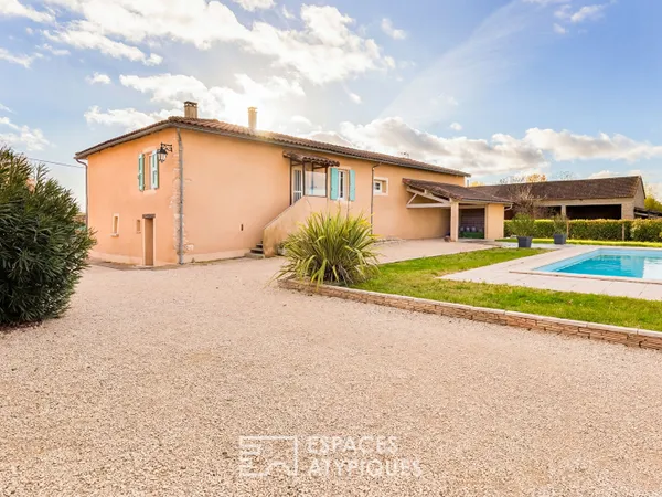 Corps de ferme avec piscine et vue dégagée 