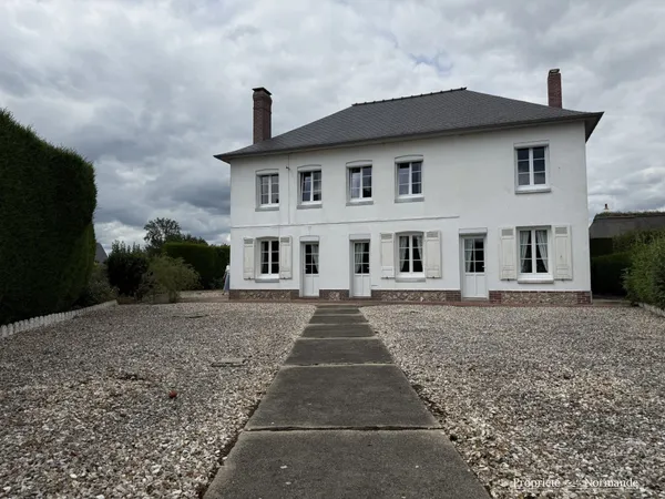 Maison bourgeoise dans un bourg avec commerces 