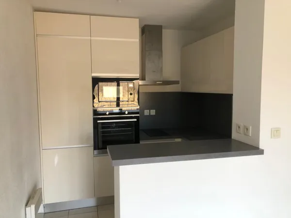 Location d'un appartement F2 à BAHO dernier étage 
