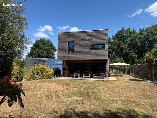 Maison d'architecte avec bureau professionnel et terrain constructible 