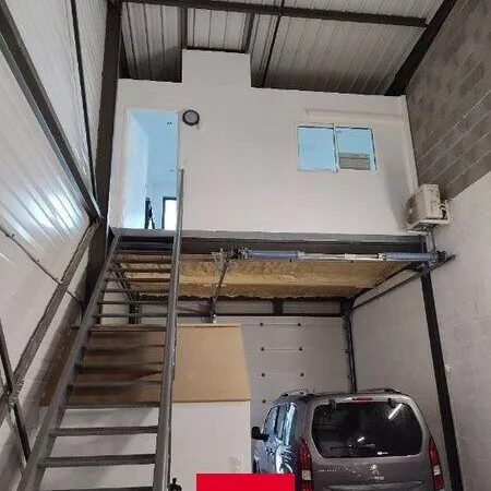 Local d'activité 114 m² 