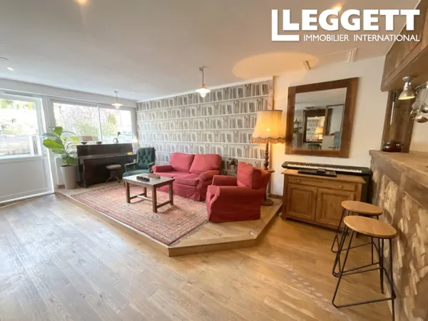 Lumineux duplex de 3 chambres avec balcon, terrasse, piscine et parking. Excellent prix, prêt à 