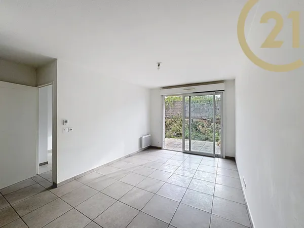 FREJUS - 2 PIECES EN REZ DE JARDIN DANS UNE RESIDENCE AVEC P 