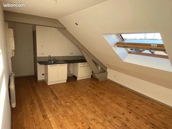 Appartement T1 à louer à Compiègne - 15 m² (25 m² au sol) - 370 /mois hors charges 