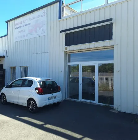 Local commercial 3 pièces 146 m² 
