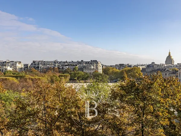 Paris 7ème - Face au Champ-de-Mars - Dernier étage 