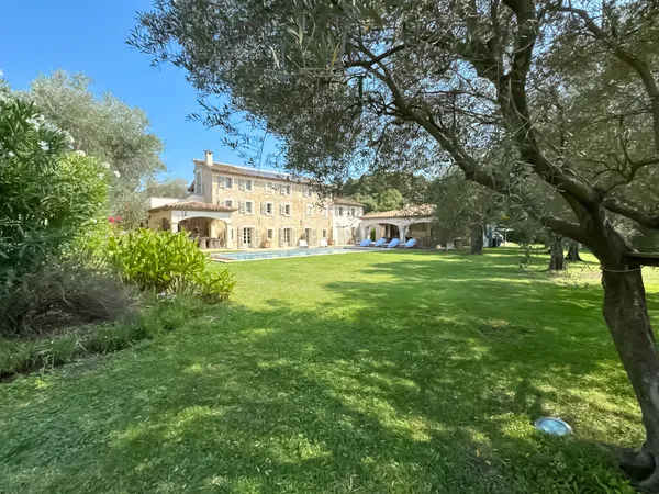 MAGNIFIQUE BASTIDE EN PIERRE RÉNOVÉE 