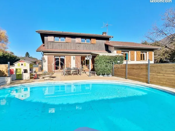 Studio 5 pièces 143 m² 