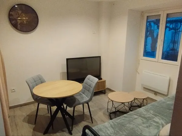 Studio meublé neuf + cour privative , tout compris (eau, élec, internet) - Pezens 11170 