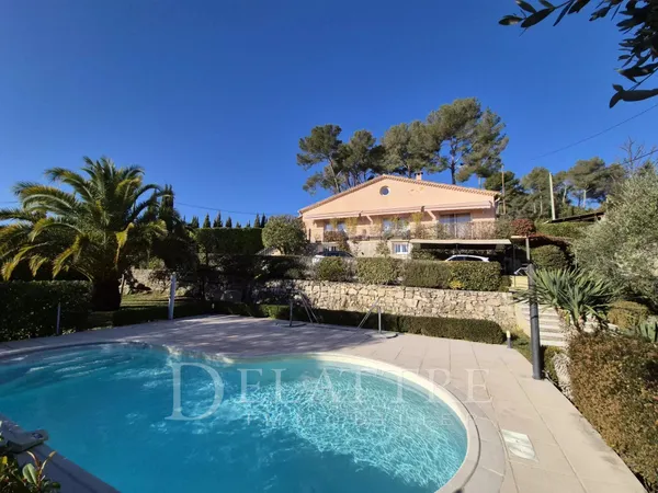 CHARMANTE MAISON PROVENCALE AU COEUR DU VILLAGE, AU CALME 