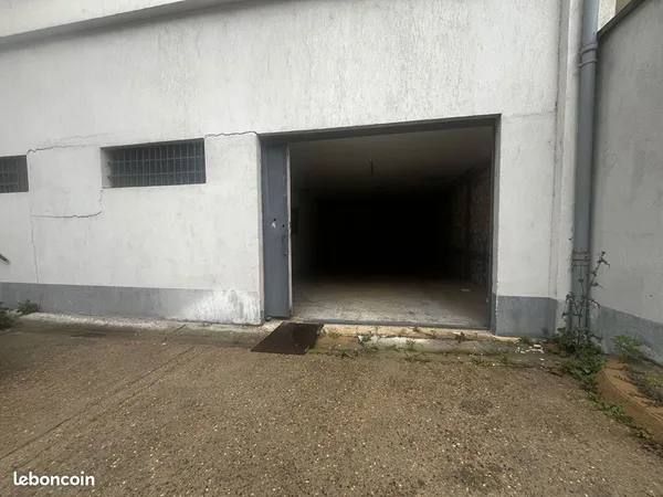 Parking/box 1 pièce 140 m² 