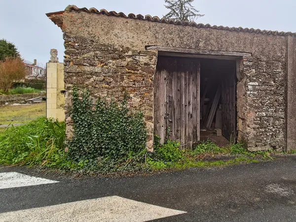 Garage en pierres plein bourg 