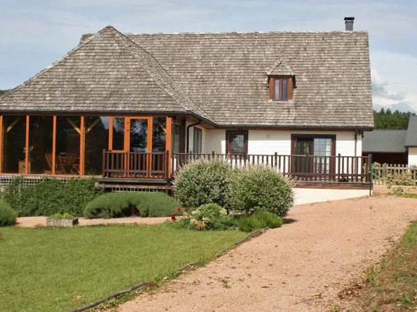 Vends grande maison familiale en Corrèze - 5 chambres - Piscine à Végennes (19) - 194m² 