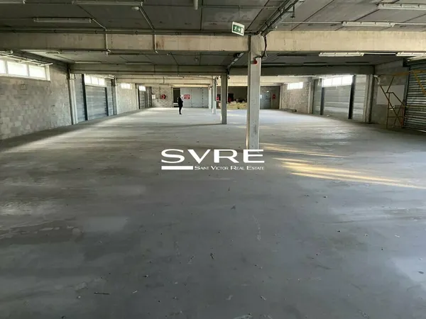 Local industriel 900 m² 