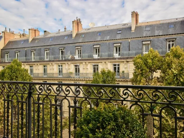 Appartement de 5 pièces de 204 m² + chambre 
