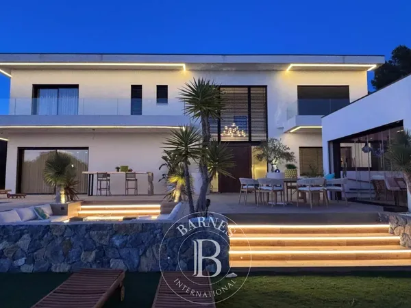 VILLA CONTEMPORAINE - VUE MER - PRESTATIONS HAUT DE GAMME - 4 SUITES - PISCINE - GARAGE - À PIED DU 