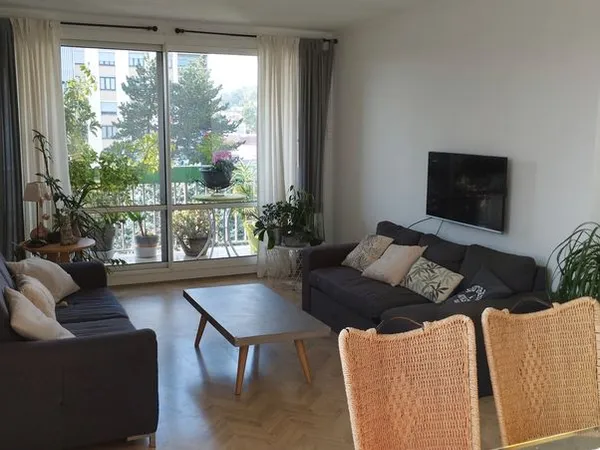 T5 en résidence privée dans parc boisé 