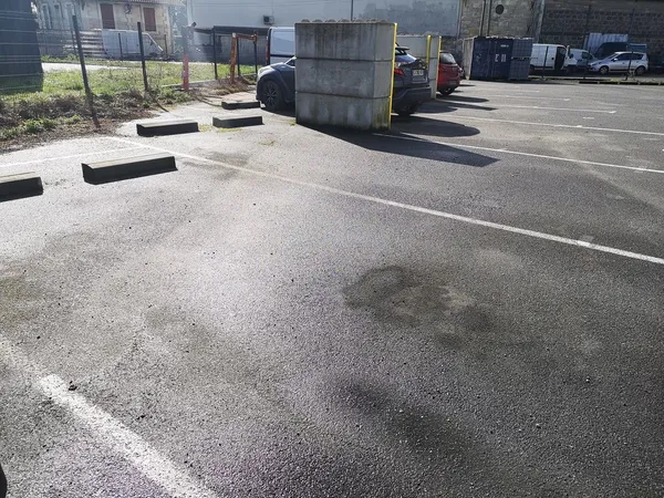7 grandes places de parking extérieures poids lourds 