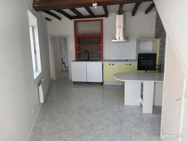 Maison de bourg à MONTJEAN rénovée 1 chambres de 40 m2 dans le centre 