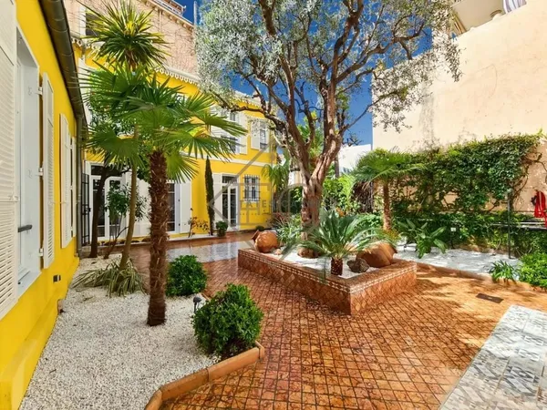 Superbe maison de ville au coeur de Cannes. Rue d'Antibes 