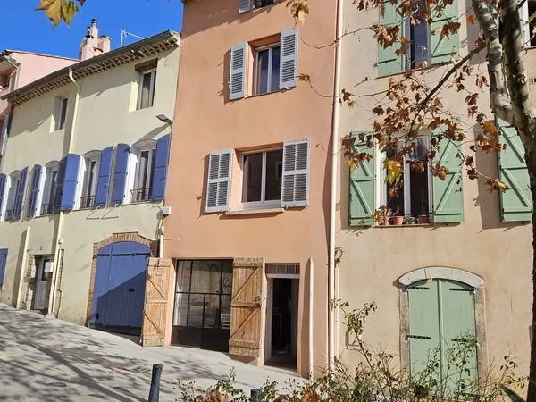 Lorgues , charmante maison de village avec un atelier 