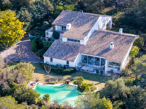 Villa d'architecte dans un cadre naturel préservé 