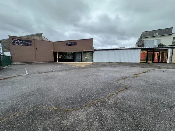 LOCAUX COMMERCIAUX AVEC GRAND PARKING 