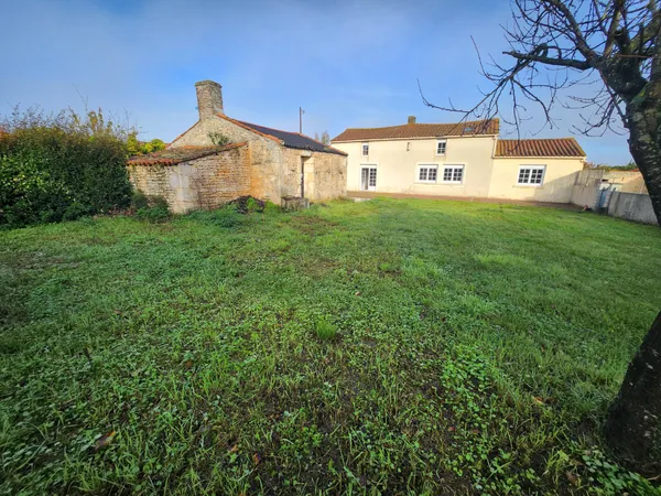 Maison en pierre 4 chambres et terrain clos. 