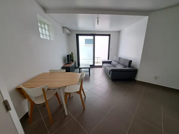 Appartement Villeneuve Les Avignon 2 pièce(s) 42.68 m2 - Terrasse - Place de parking 