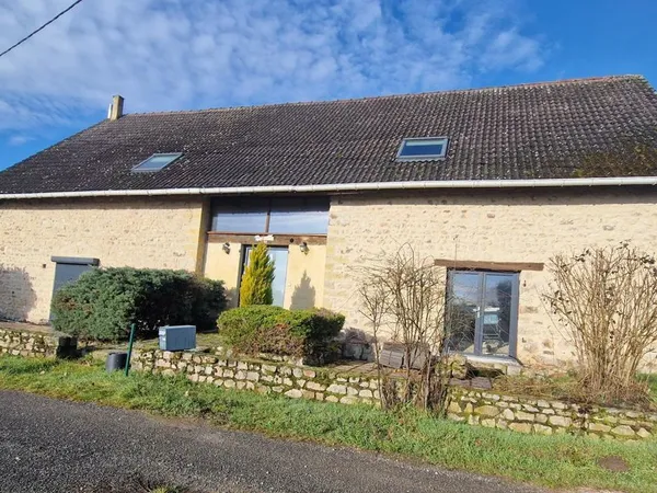 maison dans un cadre optimal entouré de verdure 