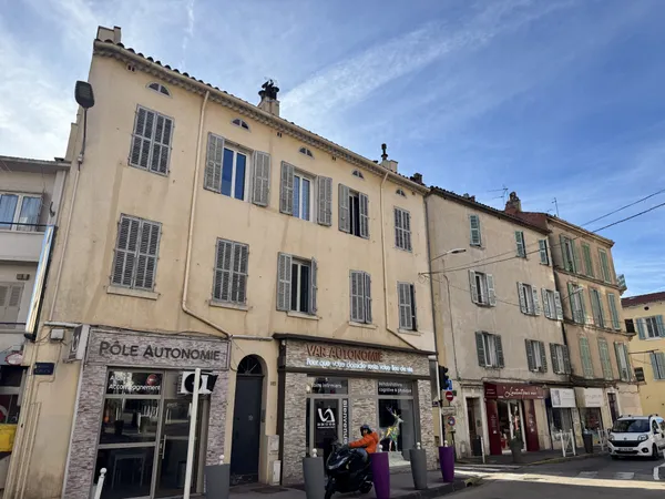 TOULON SAINT ROCH - DERNIER ETAGE - T3 DE 120 M2 DONT 70 M2 CARREZ 