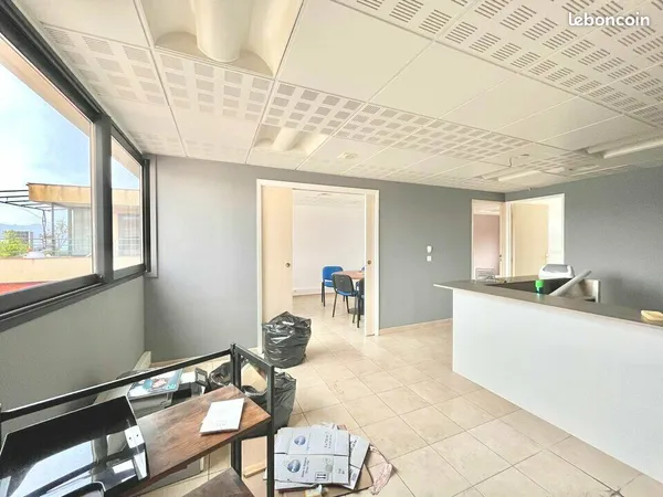 Bureaux 196 m² 
