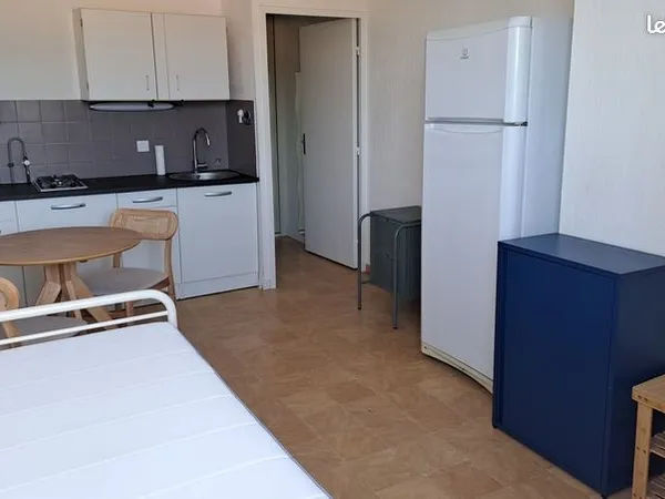 Studio semi meublé 