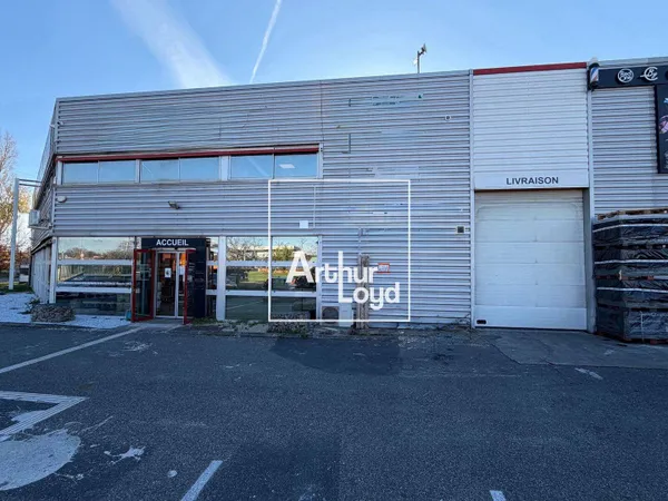 Local d'activité 583 m² 