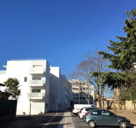 NANSOUTY - Dans rés. avec jolies prestations, BBC, avec pkg, cave, terrasse 