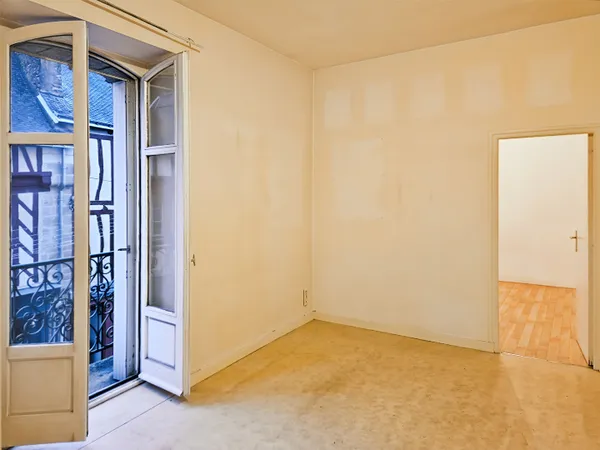 3 pièces à rénover, immeuble de caractère au coeur de Vannes 