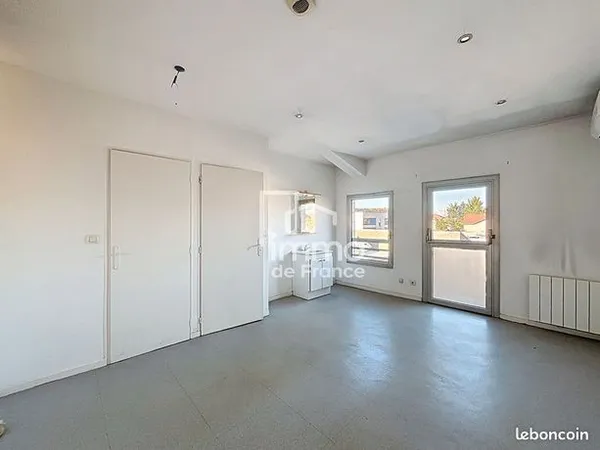 Local professionnel 5 pièces 82 m² 