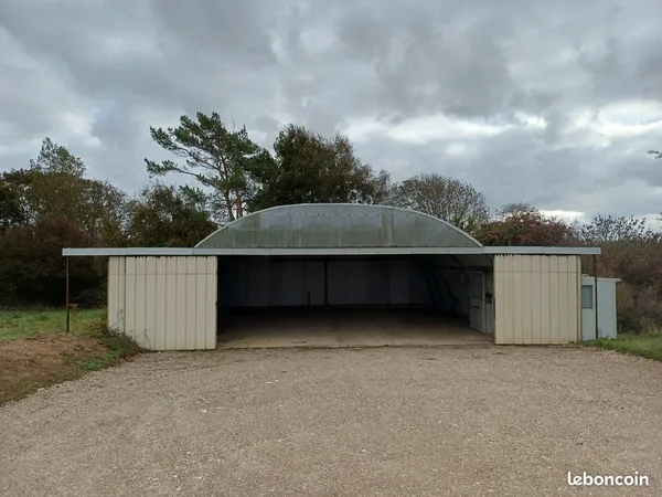 Hangar 140m2 + parking 300m2 
