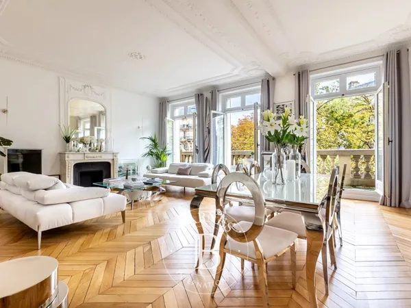 Exclusivité: Appartement rénové à Paris 17ème - Etoile/Mac Mahon - Beaux volumes et balcon - 4 