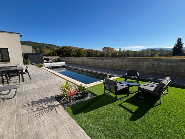 Villa contemporaine récente avec Piscine et vue 
