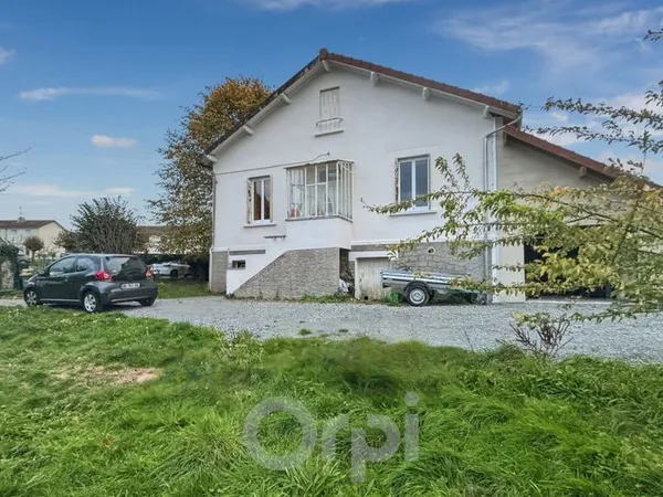Maison à côté de l'étang de Sagnat 