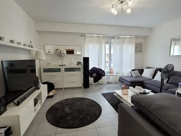 GRAND T1 REFAIT À NEUF - 37m² - MARSEILLE 5ÈME - ASCENSEUR + CAVE 