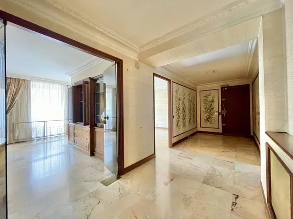 À Vendre : Appartement de 205 m2 avec 5 chambres en Centre-Vill 