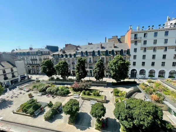 Au coeur de Dijon, sur la très prisée Place Grangier, découvrez c 